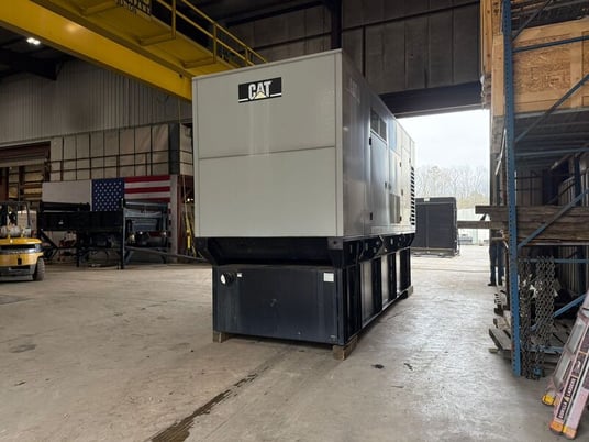 600 KW Caterpillar #3412, diesel generator set, weatherproof enclosure, 277/480 Volts, with batteries - Image 3
