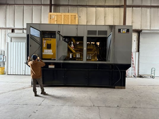 600 KW Caterpillar #3412, diesel generator set, weatherproof enclosure, 277/480 Volts, with batteries - Image 4