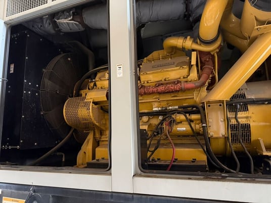 600 KW Caterpillar #3412, diesel generator set, weatherproof enclosure, 277/480 Volts, with batteries - Image 5