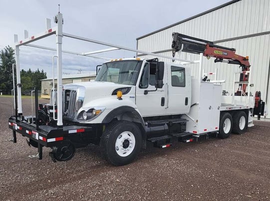 6.8 Ton, International Truck #7500-SBA-6X4, 61' 8" lift, Navistar diesel engine, Eaton 8vel transmission, 2009 - Image 1