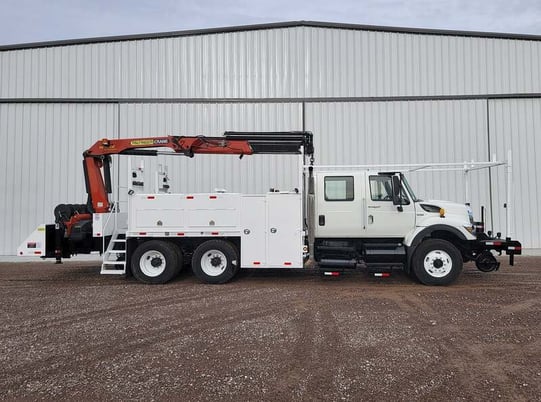 6.8 Ton, International Truck #7500-SBA-6X4, 61' 8" lift, Navistar diesel engine, Eaton 8vel transmission, 2009 - Image 4