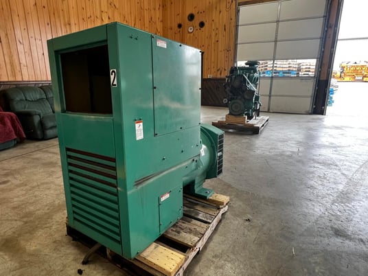 350 KW, Onan / Cummins 350DFCC, generator end, 12 wire, 1 or 3 phase, 480 Volts, 750 hours, 1992 - Image 4