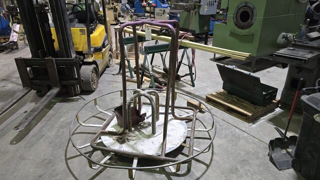 Turn Table & Wire Stand, 42" Center section, 66" diameter End to End, 5" height from ground - Image 1