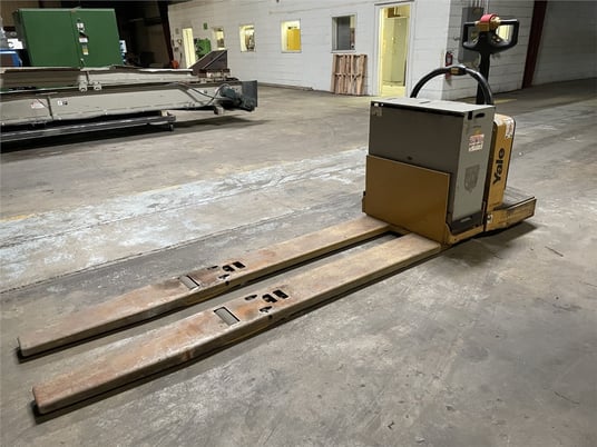 8000 lb. Yale #MPE080IFN24T2890, Pallet Jack, Double Pallet, 8' long Forks, 24 V, 775 hours - Image 3