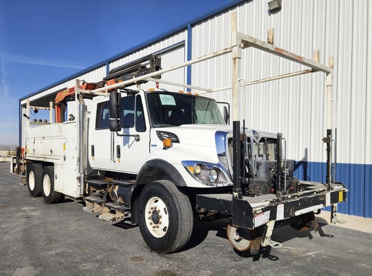 International Truck #7500-SBA-6X4, crane, 61' 8" lift height, Navistar diesel engine, Eaton 8vel - Image 1