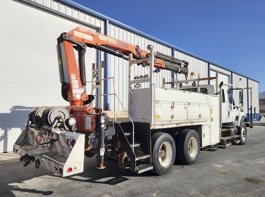 International Truck #7500-SBA-6X4, crane, 61' 8" lift height, Navistar diesel engine, Eaton 8vel - Image 3