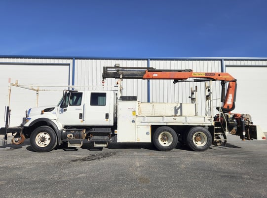 International Truck #7500-SBA-6X4, crane, 61' 8" lift height, Navistar diesel engine, Eaton 8vel - Image 4