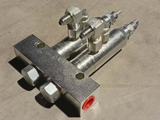 Hitachi #4446879, lubricating system valve (upperstructure), new surplus - Image 1