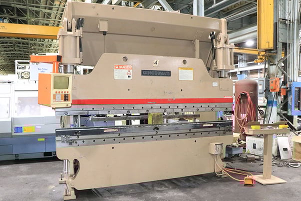 135 Ton, Cincinnati #135CB8, press brake, 120" Bed, 102" between housing, 8" stroke, 7" throat, 25 HP, 3 speed - Image 2