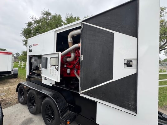 300 KW Cummins #C300D6R, diesel generator, sound attenuated enclosure, 240/480 Volts, 5846 hours, 2012 - Image 2
