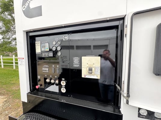 300 KW Cummins #C300D6R, diesel generator, sound attenuated enclosure, 240/480 Volts, 5846 hours, 2012 - Image 3