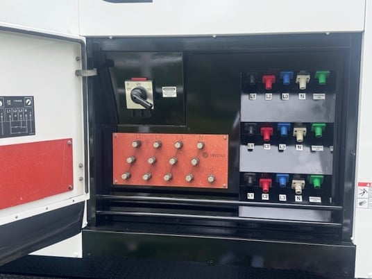 300 KW Cummins #C300D6R, diesel generator, sound attenuated enclosure, 240/480 Volts, 5846 hours, 2012 - Image 6