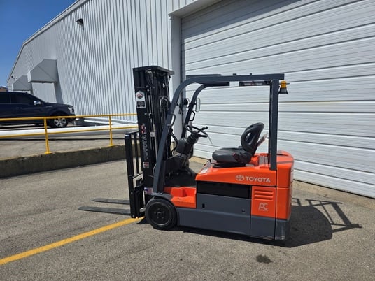 4000 lb. Toyota #7FBEU20, forklift, 189" lift height, 3-stage mast, 42" forks, cushion tires, side shift - Image 3