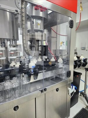 Newmapak #Babybloc, Monoblock rinser, filler & capper, 1700 BPH, conveyor, 2021 - Image 8