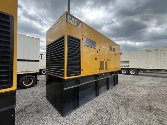 800 KW Caterpillar #C27, diesel generator set, 480 Volts, 1800 RPM, 343 hours, sound attenuated enclosure - Image 2