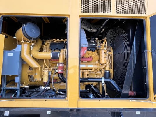 800 KW Caterpillar #C27, diesel generator set, 480 Volts, 1800 RPM, 343 hours, sound attenuated enclosure - Image 6