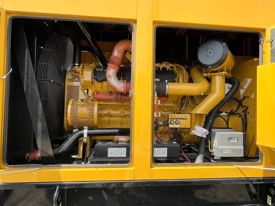 800 KW Caterpillar #C27, diesel generator set, 480 Volts, 1800 RPM, 343 hours, sound attenuated enclosure - Image 9