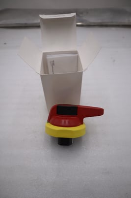 NEW OPEN BOX Allen-Bradley Allen-Bradley 194R-PY Operating Disconnect Handle 194RPY - G233A - Image 3