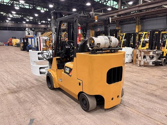 12000 lb. Caterpillar #GC55KPRSTR, LPG forklift with Cascade 60" paper roll clamp, 3-stage mast - Image 3