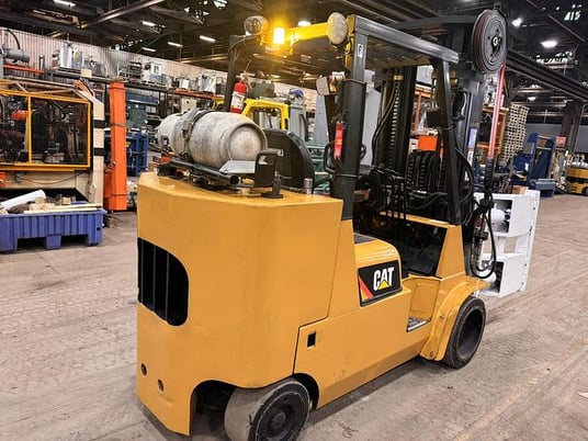 12000 lb. Caterpillar #GC55KPRSTR, LPG forklift with Cascade 60" paper roll clamp, 3-stage mast - Image 4