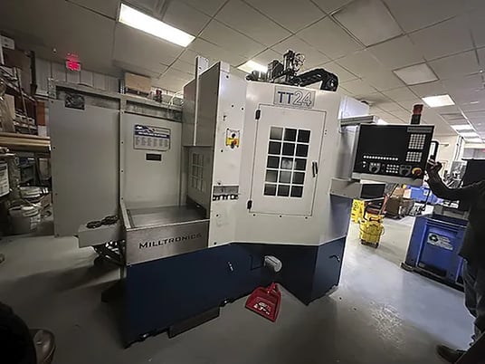 Milltronics #TT24, CNC vertical mill, 24 automatic tool changer, 23" X, 25" Y, 20" Z, 10000 RPM, #40, 22" - Image 2