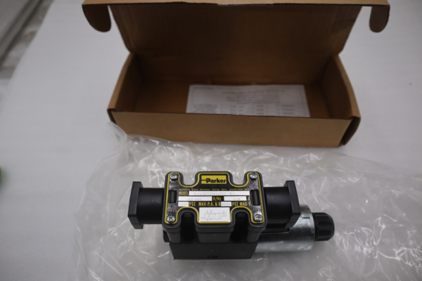 Parker D1VW020HVDC Parker DIR CNTRL SO NEW WITH BOX STOCK G297A - Image 1