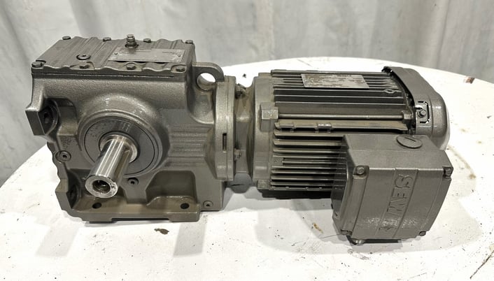 2 HP 300-1800 RPM Sew-Eurodrive #S67-DRN90L4, Inverter Duty Motor w/Gear Reducer, 20.37:1 Ratio, 3 Phase, 60 - Image 1