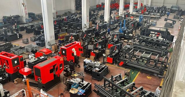 40.2" x 40.2" RMT S-FAB #C-40-40, semi automatic column bandsaw, chip conveyor, variable speed 328 FPM, 374" - Image 2