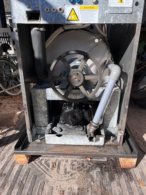 40 Lb. Milnor #MWR16X5, cabinet style rigid mount machine, 208/240 V., 2013 - Image 7