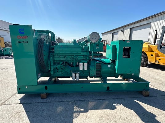 450 KW Cummins, Onan #KTA19-G3, diesel generator, open skid, 480 Volts, 786 hours, 2000 - Image 1