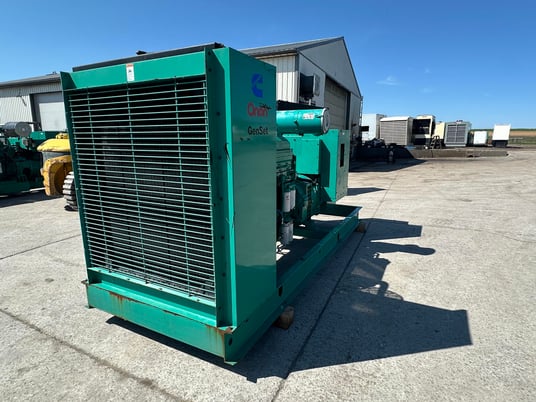 450 KW Cummins, Onan #KTA19-G3, diesel generator, open skid, 480 Volts, 786 hours, 2000 - Image 2