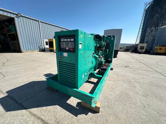 450 KW Cummins, Onan #KTA19-G3, diesel generator, open skid, 480 Volts, 786 hours, 2000 - Image 5