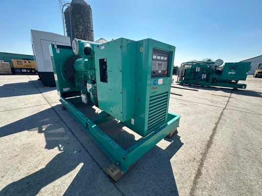 450 KW Cummins, Onan #KTA19-G3, diesel generator, open skid, 480 Volts, 786 hours, 2000 - Image 6