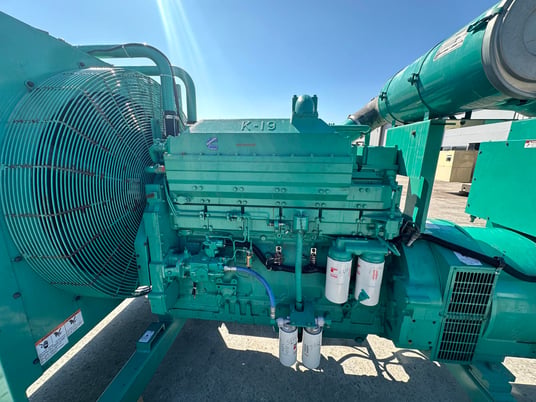 450 KW Cummins, Onan #KTA19-G3, diesel generator, open skid, 480 Volts, 786 hours, 2000 - Image 9