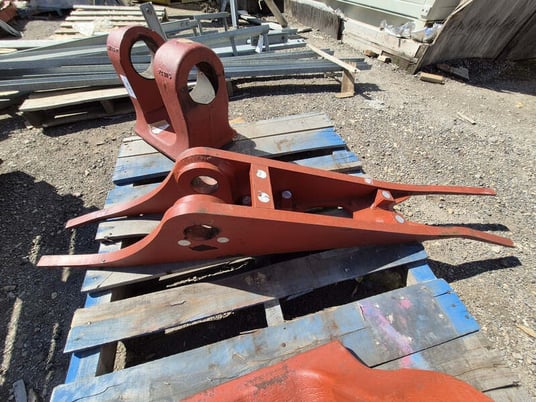 Komatsu #195-71-61360, welded brakcet right hand, like new - Image 1