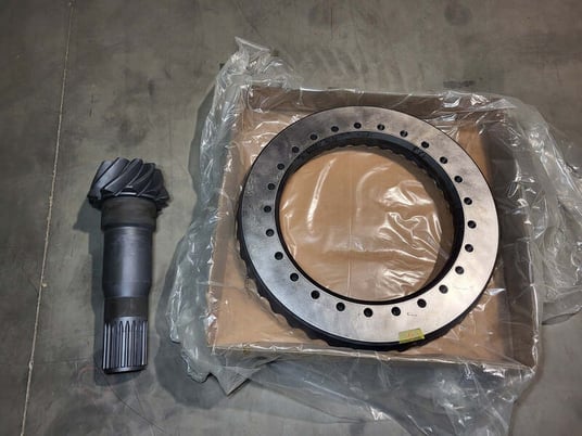 Komatsu #427-22-21200, pinion assembly, new surplus - Image 1