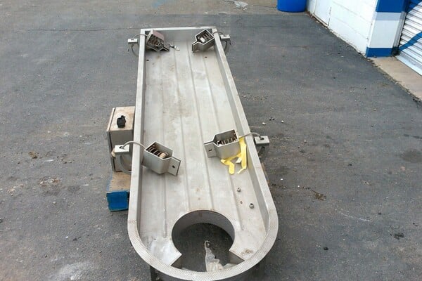 24" wide x 8' long, FMC, vibrating conveyor, cable suspended - Image 2