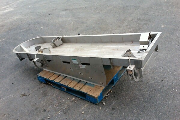 24" wide x 8' long, FMC, vibrating conveyor, cable suspended - Image 3