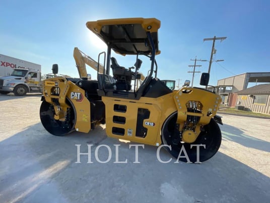Caterpillar CB10, Vibratory Single Drum Asphalt, 7 hours, S/N: L9R00481, 2023 - Image 2
