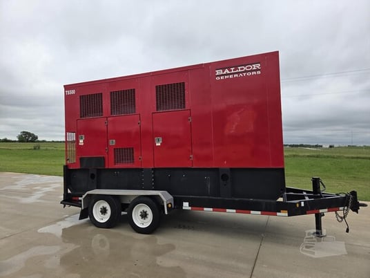400 KW Baldor, towable generator, 3-phase, John Deere 6135 engine, enclosure - Image 1