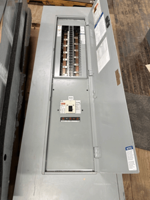 400 Amp. Eaton, PRL1A Pow-R-Line, Panelboard, 208Y/120 Volts 3PH 4W MCB Indoor Encl 42 Cir P087, New - Image 1