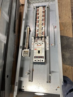 400 Amp. Eaton, PRL1A Pow-R-Line, Panelboard, 208Y/120 Volts 3PH 4W MCB Indoor Encl 42 Cir P087, New - Image 2