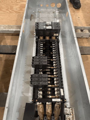 400 Amp. General Electric, AEF3424KBX, Panelboard, 208/120 Volts 3PH 4W 42Cir Indoor Encl MCB SGHA36AT0400 - Image 4