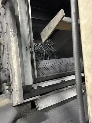 22 cu.ft. Metfin, rubber belt tumblast, 30 HP large direct drive wheel, shaker unloader & loading system - Image 6