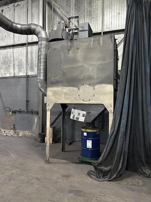 22 cu.ft. Metfin, rubber belt tumblast, 30 HP large direct drive wheel, shaker unloader & loading system - Image 9