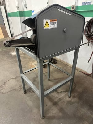 1.5" Adjustable square wheel belt sander with steel side table, 1 HP, emergency stop button - Image 2