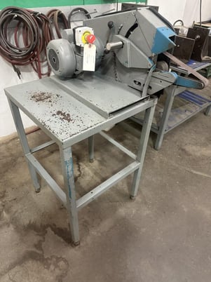 1.5" Adjustable square wheel belt sander with steel side table, 1 HP, emergency stop button - Image 3