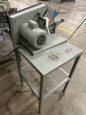 1.5" Adjustable square wheel belt sander with steel side table, 1 HP, emergency stop button - Image 4