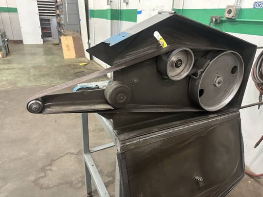 1.5" Adjustable square wheel belt sander with steel side table, 1 HP, emergency stop button - Image 5