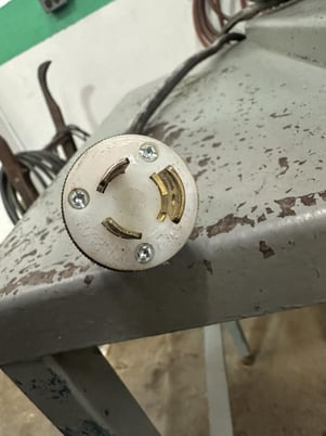 1.5" Adjustable square wheel belt sander with steel side table, 1 HP, emergency stop button - Image 9